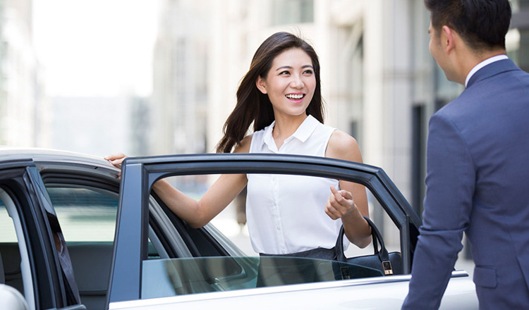 上海浦东机场专车接机服务直达市区或郊区接机多种车型可选上门接送