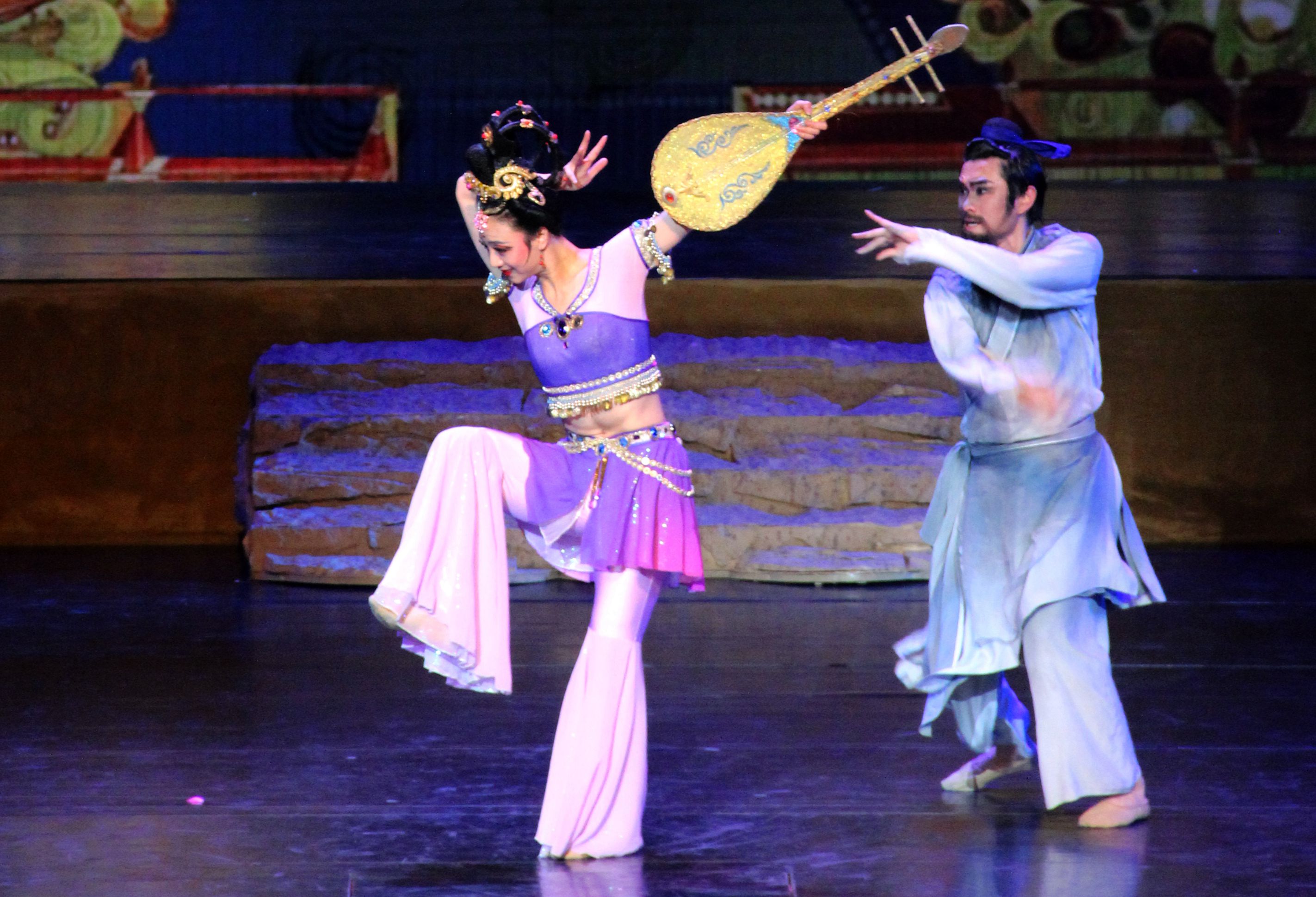 丝路花雨完美演绎敦煌丝绸之路千年故事复活敦煌飞天壁画神奇舞姿