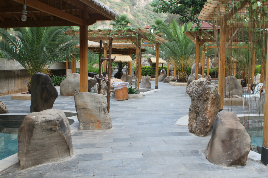 原始部落野温泉度假村温泉票电子票优美的普渡河河床沿岸风景陡峭的