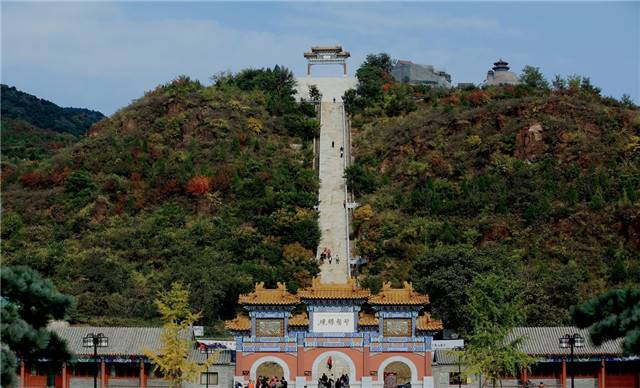 丫髻山是华北道教圣地,海拔361米,总面积5平方公里,古建筑面积8404.