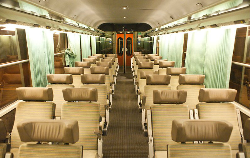 法国城际列车拥有整洁明亮的车厢和宽敞舒适的座位,为您的旅途提供