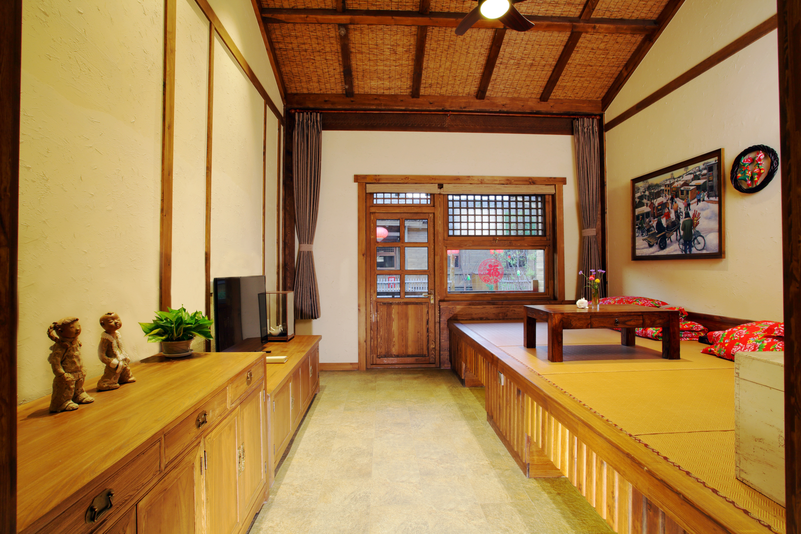 客房力求真实复原长白山地区民宿风格,大红灯笼,花格窗棱,万字火炕,一