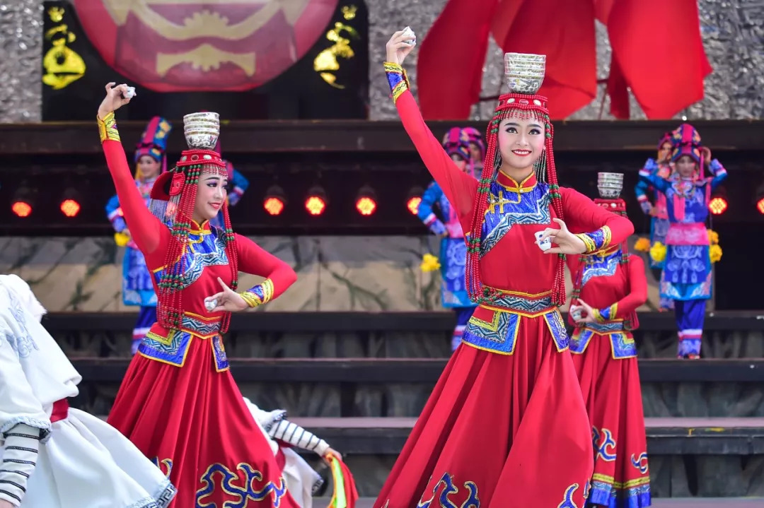 彝族跳菜,蒙古族顶碗舞,苗族的芦笙舞……一个个民族方阵汇成了一道