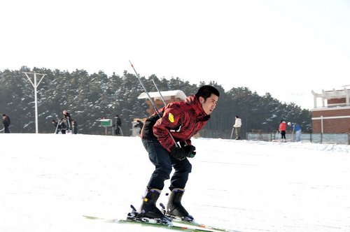 沈阳白清寨滑雪场沈阳白清寨滑雪场欢迎您下单1小时后即可使用未用可
