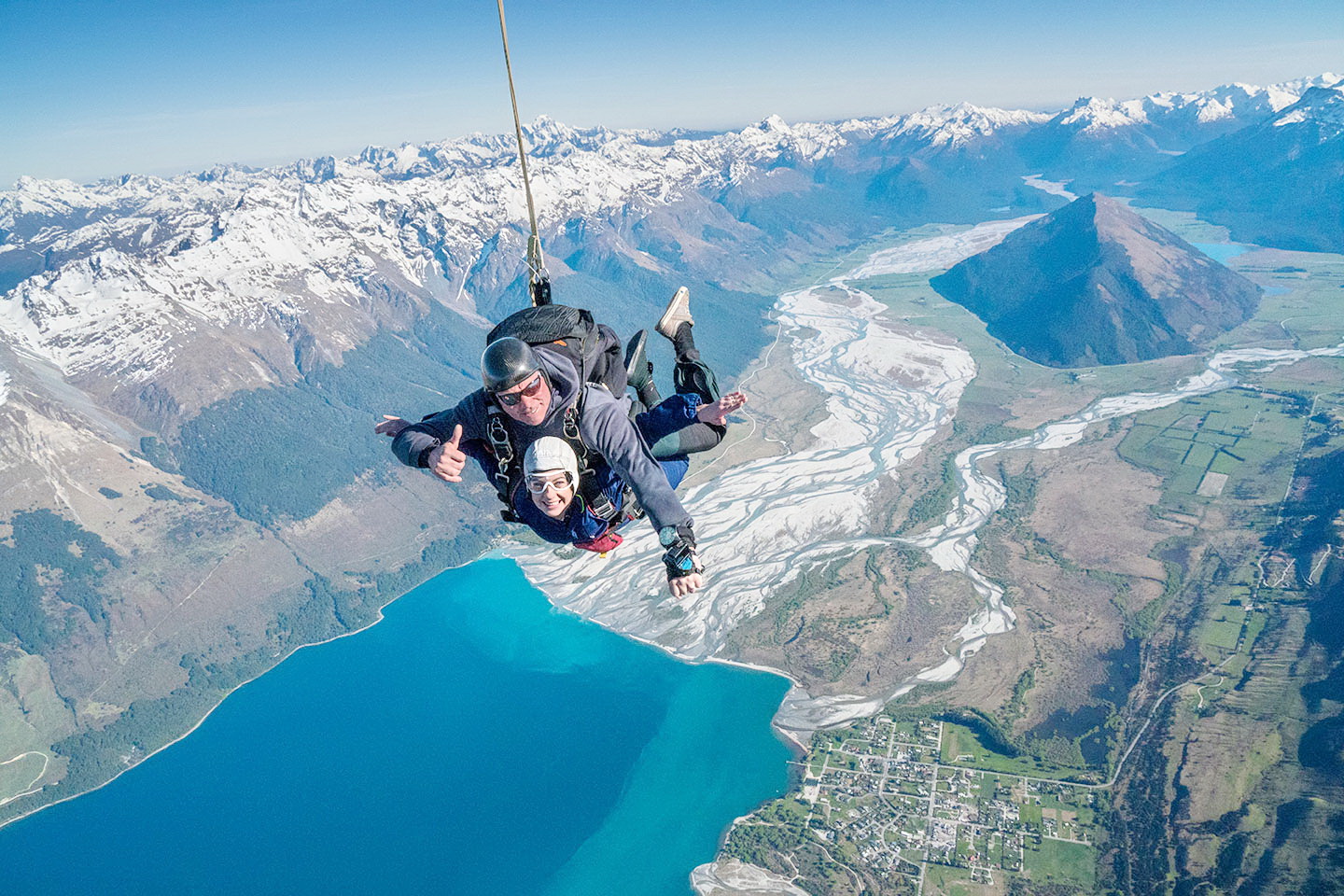 新西兰皇后镇格林诺奇天堂小镇高空跳伞专业教练陪同空中俯瞰电影取景