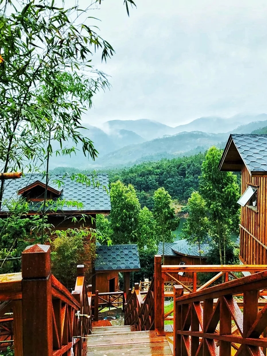 伊思梦湖山庄依托风景宜人的山林环境,构筑20幢森林野奢木屋群,每个小