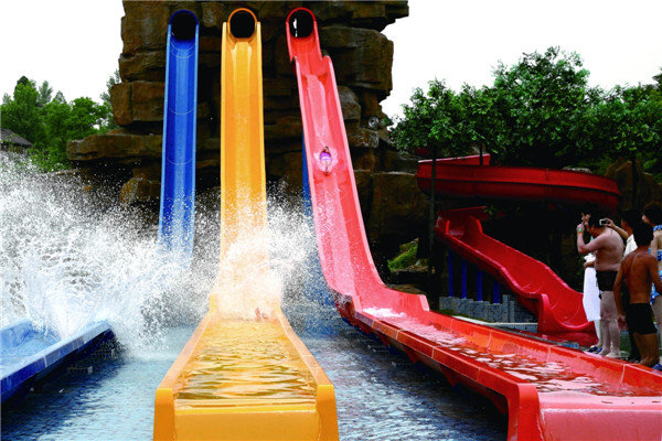 水上乐园景区内建有各类客房包括高尔夫会所,别墅,日式风情小木屋,吊