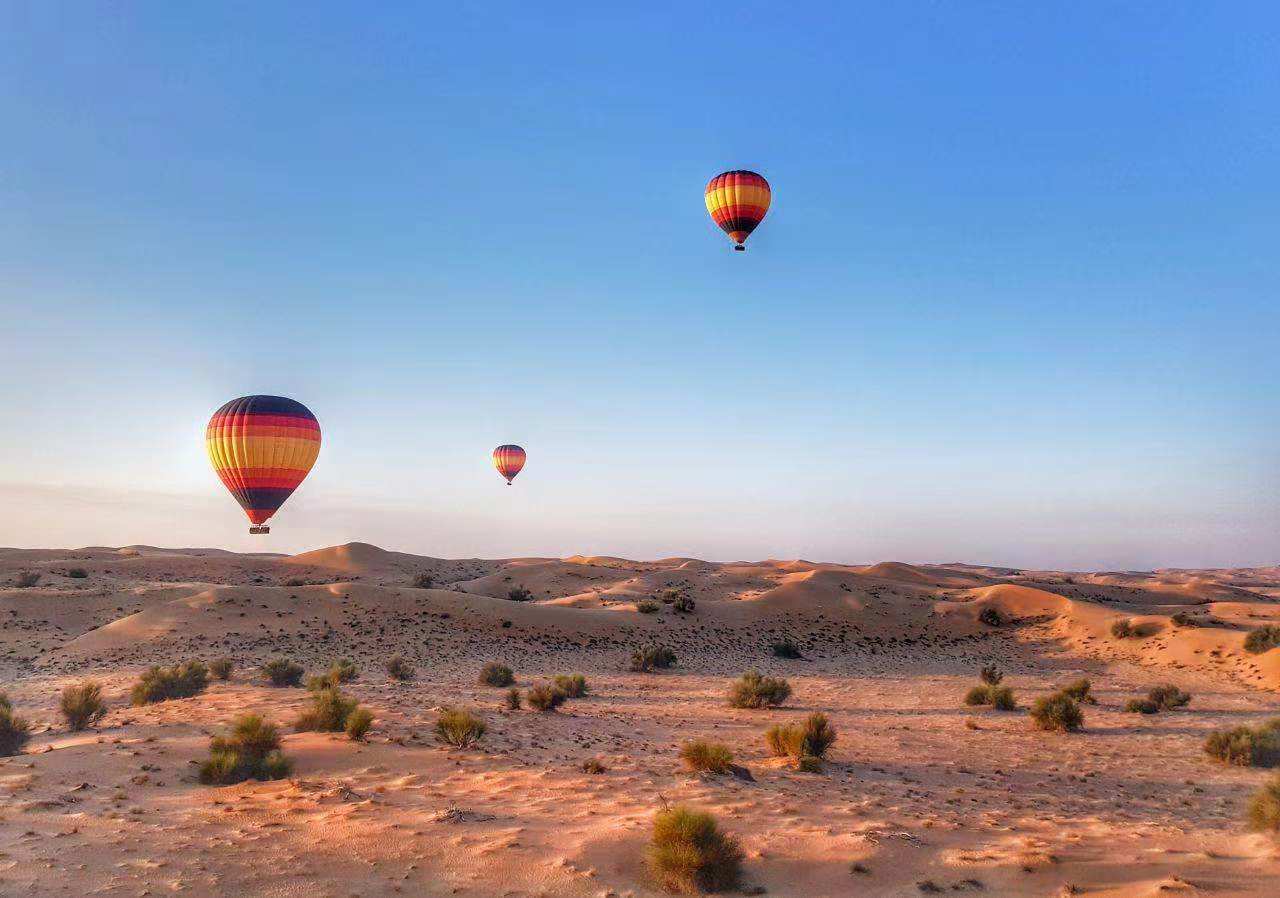 迪拜沙漠热气球观光(豪华沙漠早餐 猎鹰表演 酒店接送)
