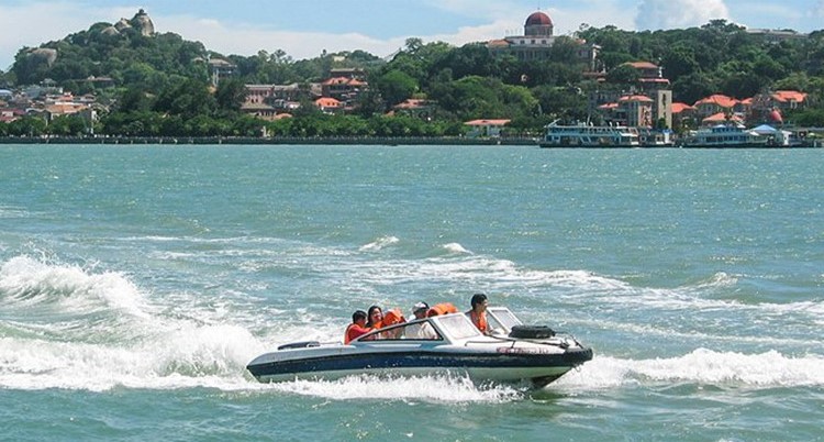坐快艇环鼓浪屿一圈快艇海上冲浪体验