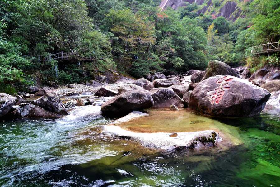 大安源包括黄岗山大峡谷,龙归源,太平洋水上广场等六大景区,有"九寨之