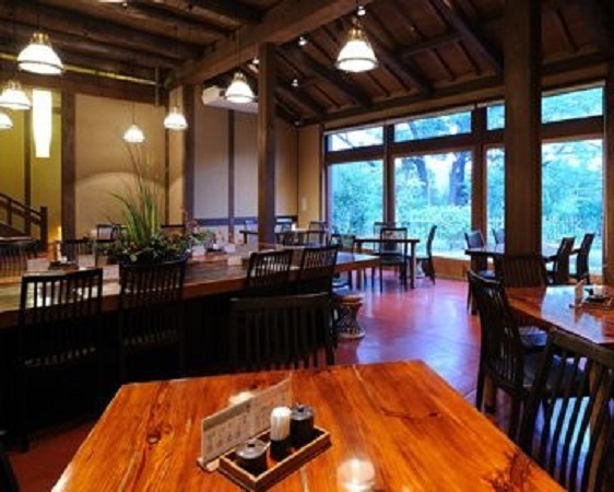 神户享用午餐进入神户酒心馆参观酒藏试饮日本酒在馆内的藏元料亭用餐