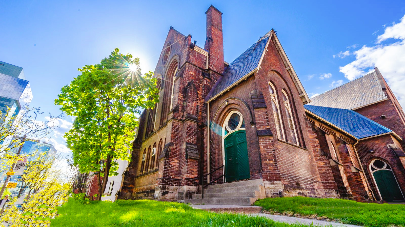 加拿大多伦多帕尔森国际机场至市区中文接机送机专车服务中文司导可接