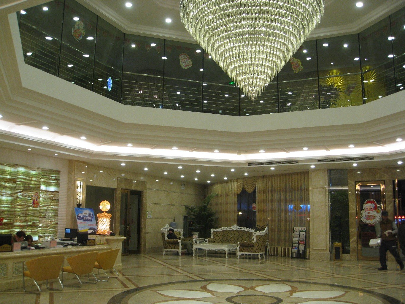 南雄珠玑大酒店是南雄市早一家被国家旅游局评定为涉外星级绿色酒店