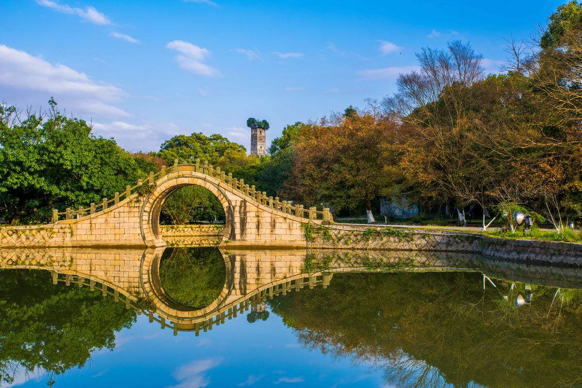 数百年来流传至今的江心屿十景,如春城烟雨,瓯江月色,孟楼潮韵,远浦