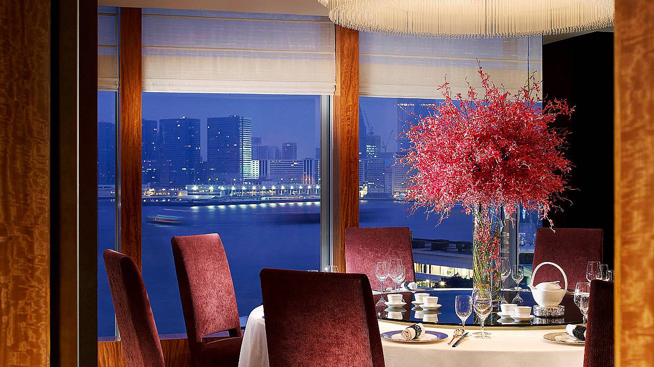 龙景轩香港米其林三星餐厅预订四季酒店海景粤菜餐厅面朝维港的拍照