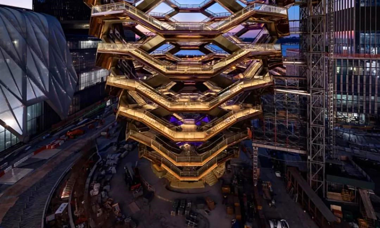 位于哈德逊广场的被可爱的国人们称为"大松果"的建筑物,它带给人一种