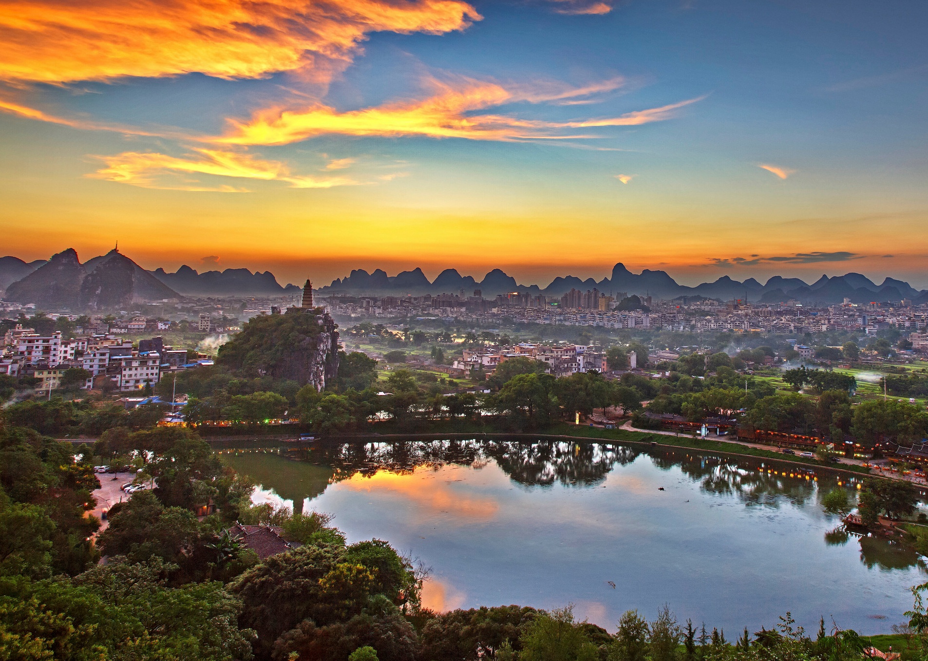 穿山是桂林的主要名山之一,自古以来,久负盛名,是游客观瞻的胜地.
