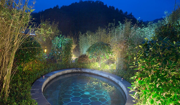 安吉君澜石语汤池温泉聆听湖涛天籁依山傍水而建泡汤品茗