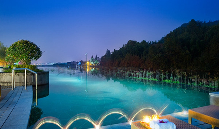 安吉君澜石语汤池温泉(聆听湖涛天籁/依山傍水而建/泡汤品茗)