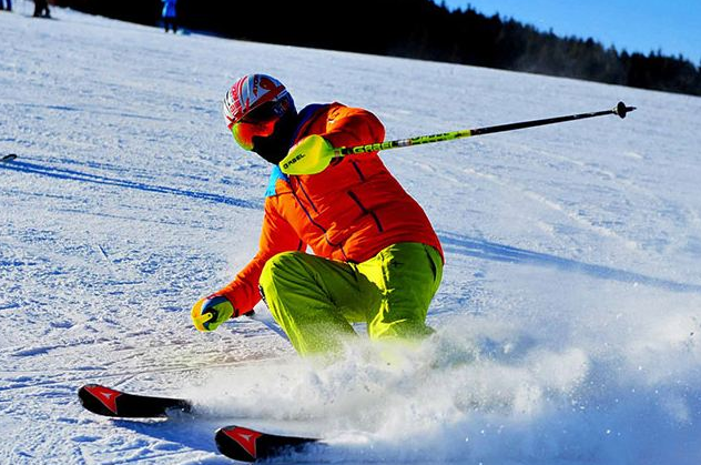 该旅游滑雪场冬季月平均温度为-4℃,全年积雪时间约150天,总面积约