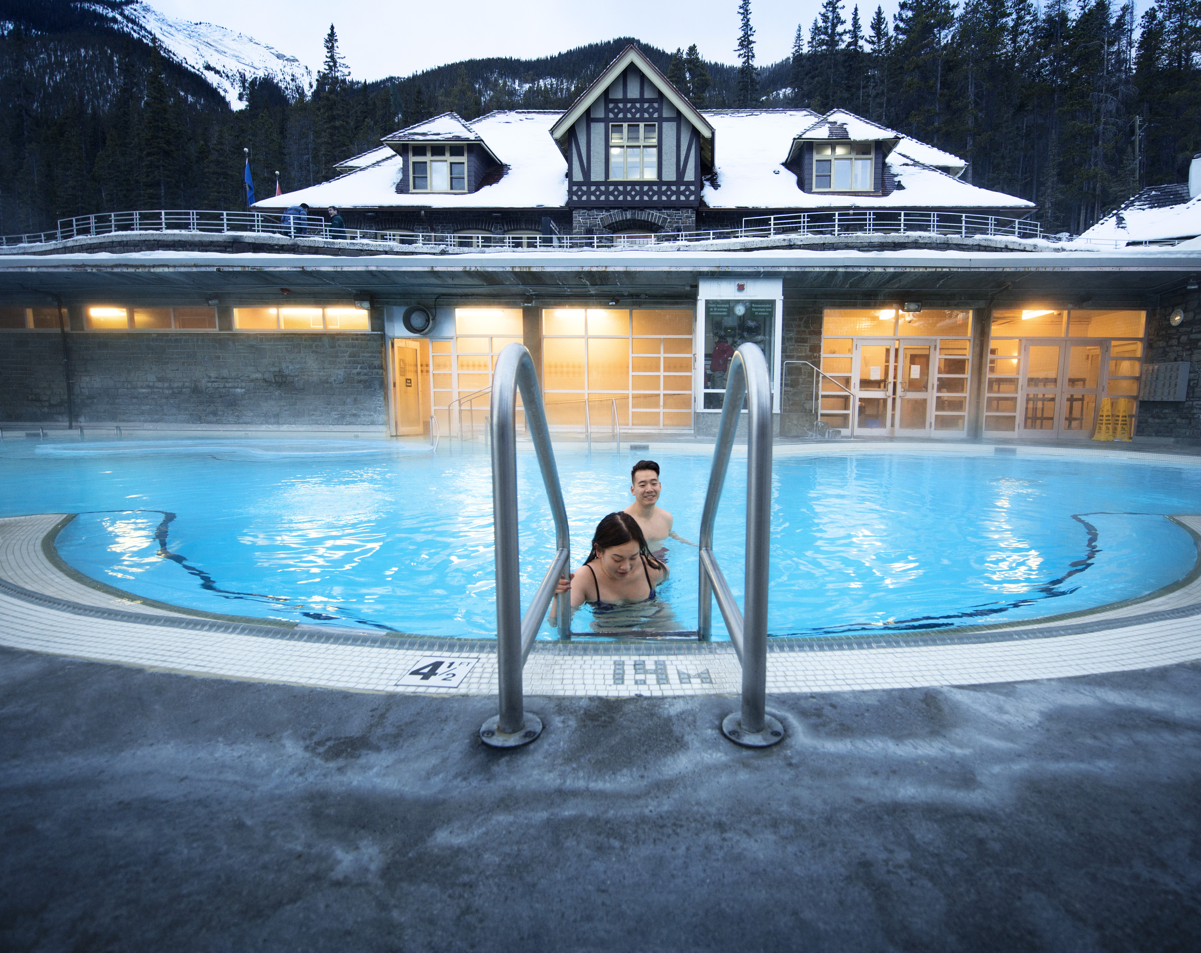 班夫温泉酒店在静谧的自然中体验富含矿物质的温泉班夫上温泉是一个