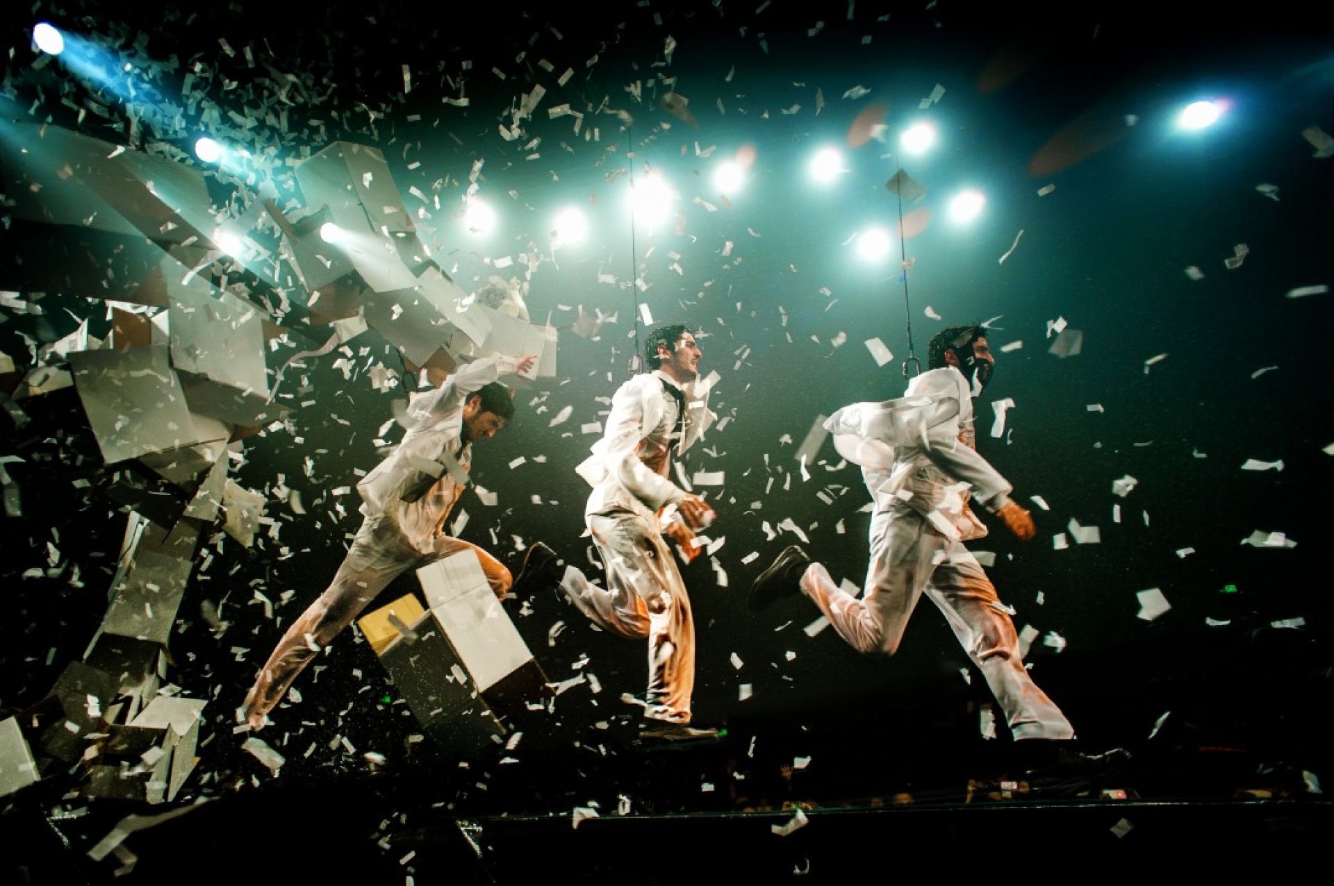 台湾极限震撼fuerzabrutawayra世界巡回台北站强烈五感互动表演艺术新