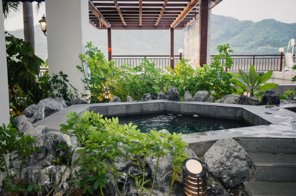 英德连江口云海江湾商务酒店无限次露天江景温泉无边际游泳池私家温泉