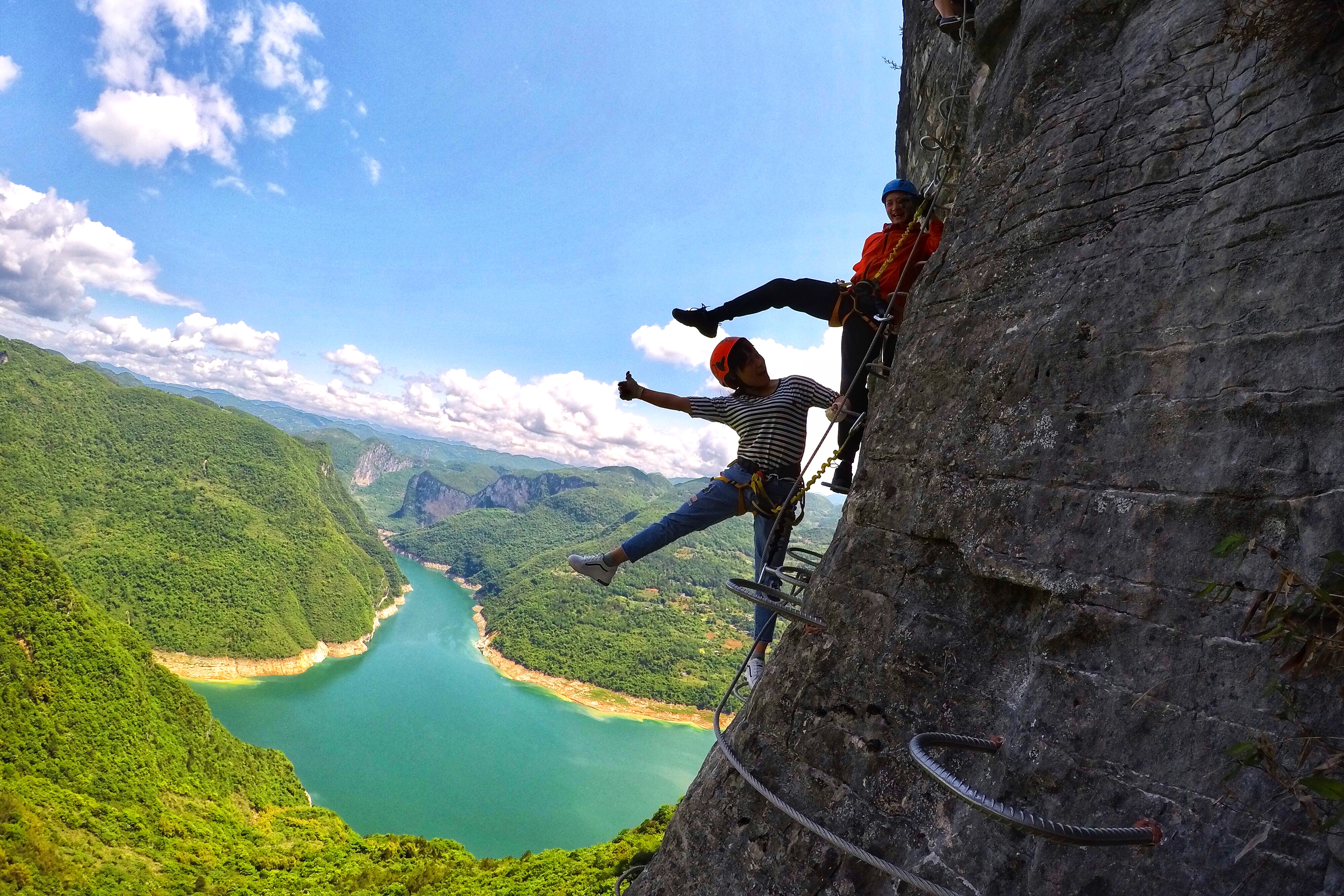 湖北恩施建始鸡公岭飞拉达一日游中国最高户外攀岩飞拉达绝壁攀岩惊险