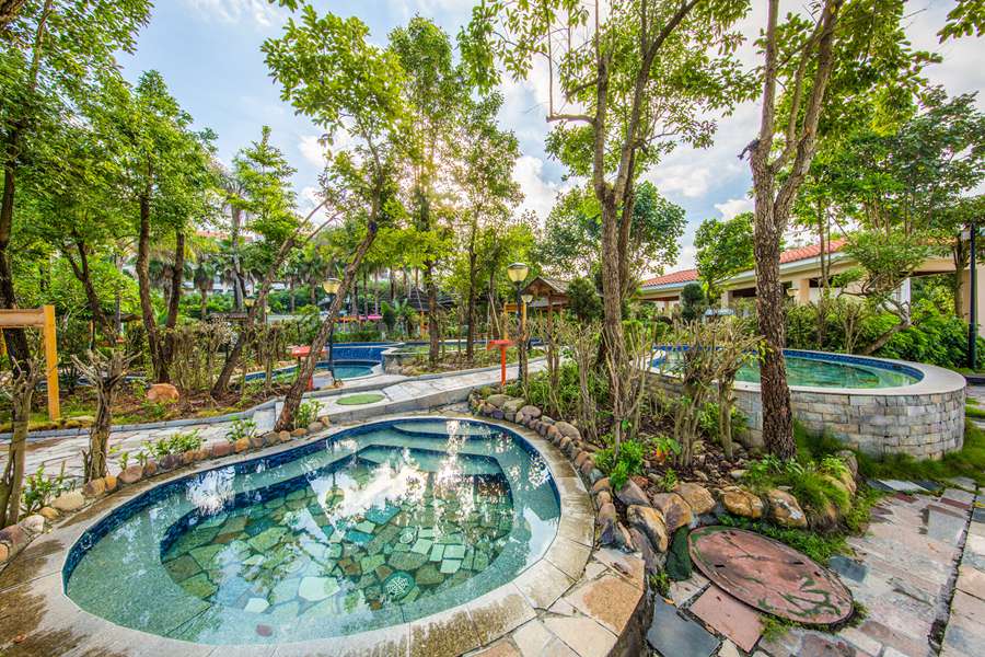 山泉湾拥有"温泉水,山泉水,山涧水"三种特色水质,其中温泉水资源丰富