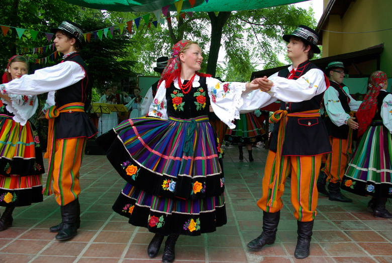 世外桃源伊斯坦布尔adampol波兰村庄度假胜地一日游秋季赏樱导游市区