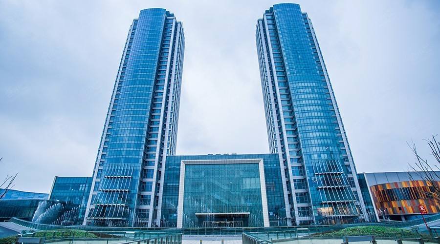 关于青岛嘉年华广场大酒店青岛嘉年华广场大酒店(青岛嘉年华万丽酒店)