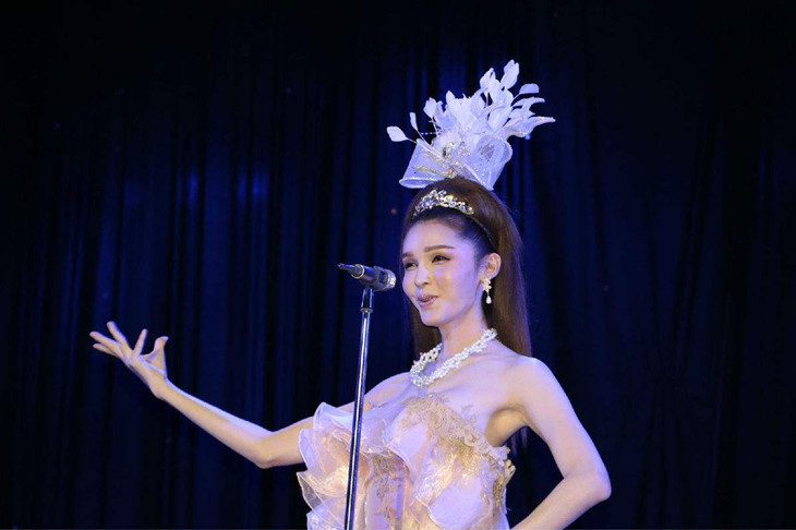 万宁兴隆康乐园红艺人表演推荐景点随订随取演出时间19002030