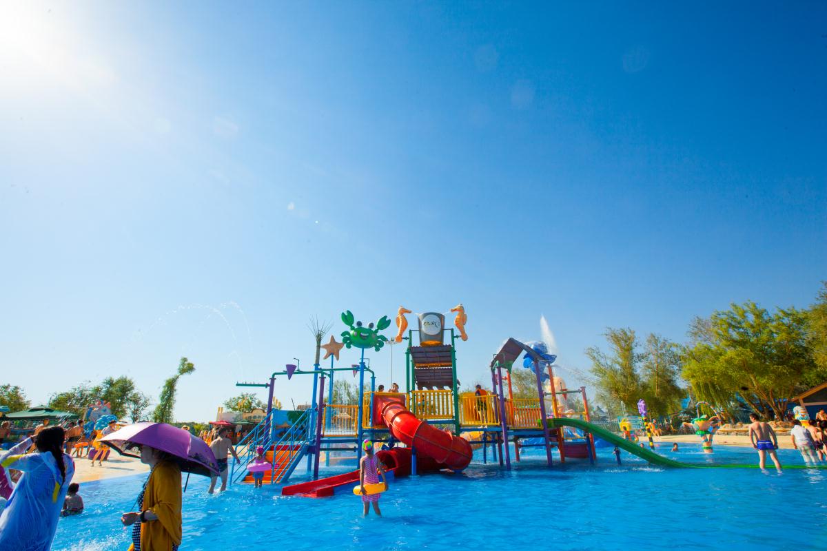 是由国际及国内多家知名公司联合设计的,是疆内知名的水上乐园