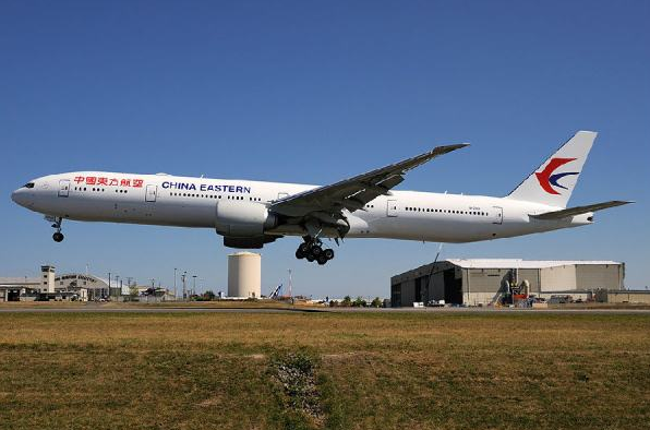 上海乘坐中国东方航空直飞往巴厘岛,送往酒店休息.