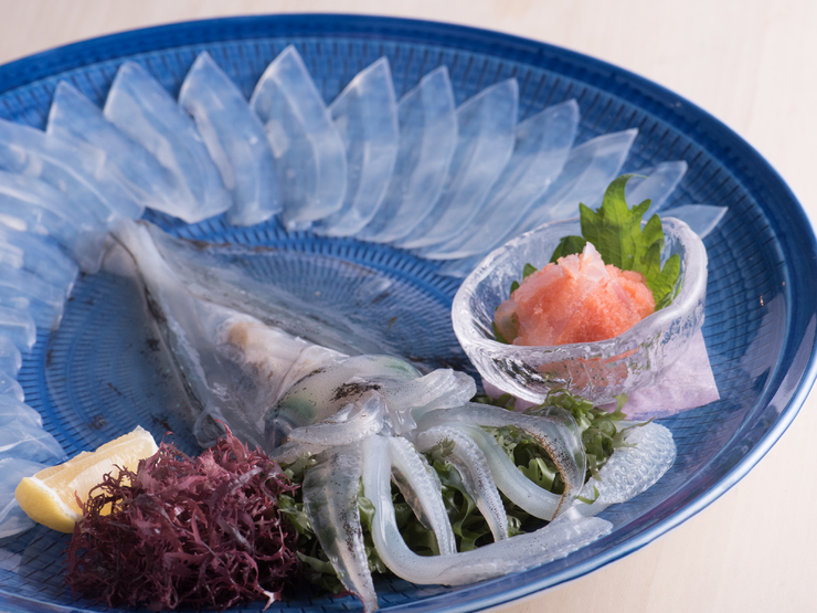 福冈县 福冈日本料理博多料亭稚加荣福冈店座位预约 围绕着巨大水槽呈コ字型摆设的吧台坐席 悠闲品尝美味的日本料理 马蜂窝自由行 马蜂窝自由行