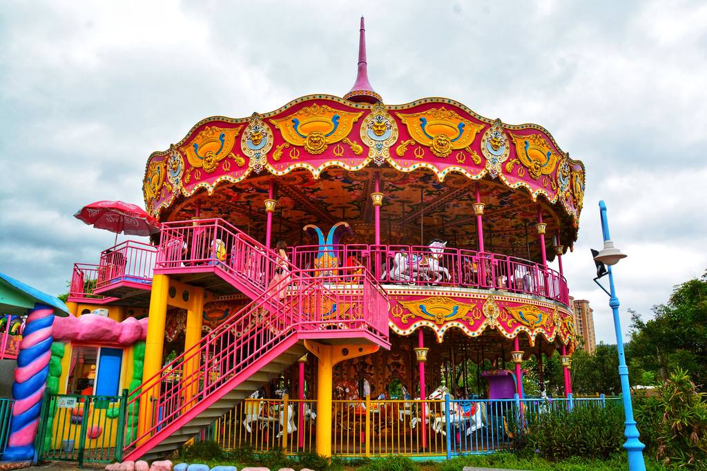 贵安欢乐世界设置有各个不同主题游乐项目如:魔幻剧场,电玩竞技场