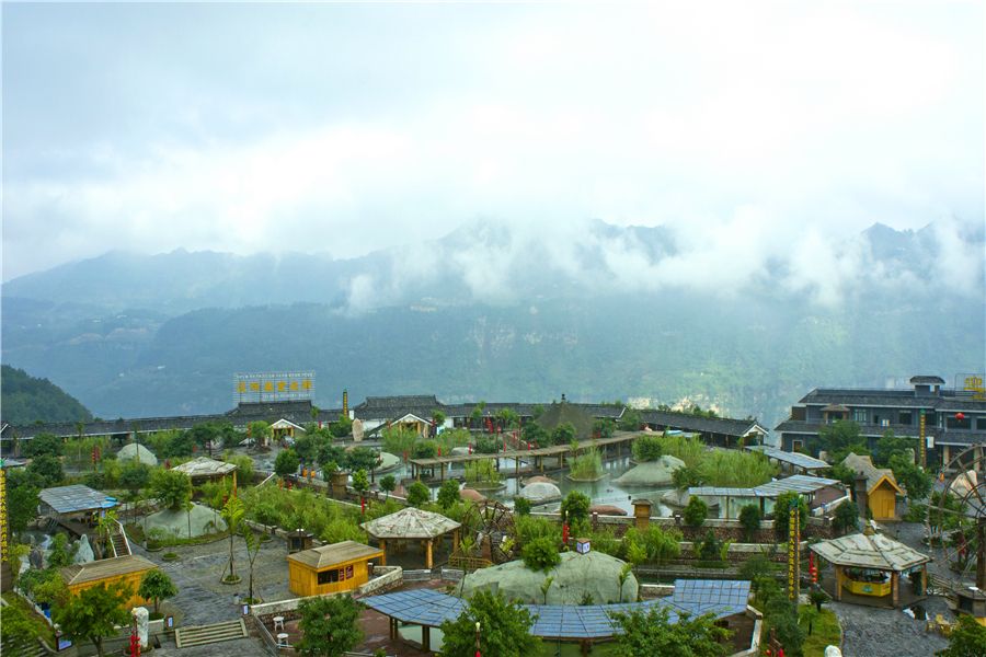 西部大峡谷温泉生态园地处云南省昭通市北大门水富县金沙江畔,距宜宾