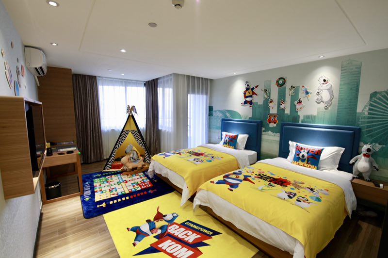 清远中凯华府假日酒店贝肯熊亲子主题豪华双床房住宿