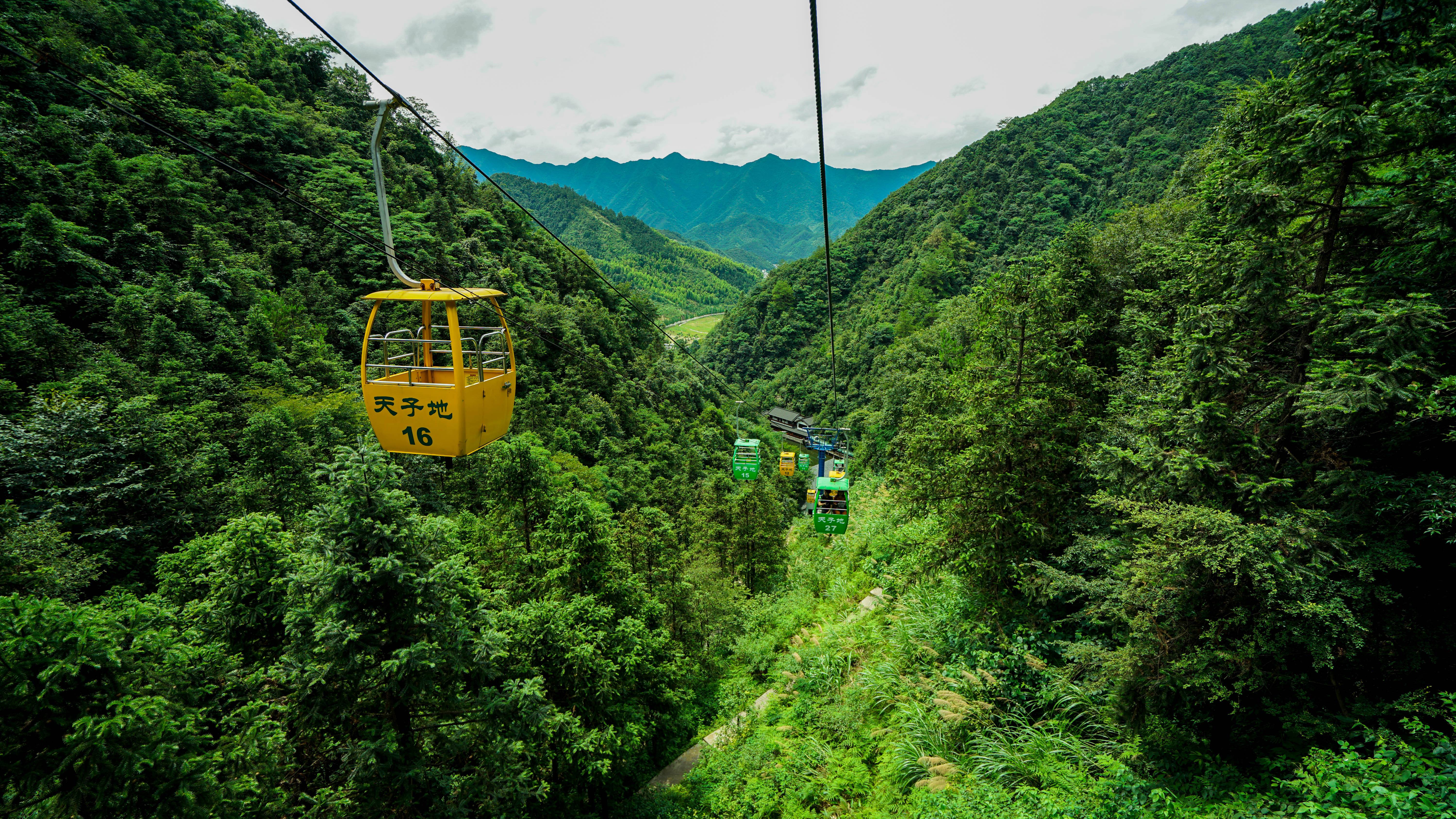 桐庐罗山天子地景区:面积为4平方公里,由天子村,高山揽胜,地下溶洞和