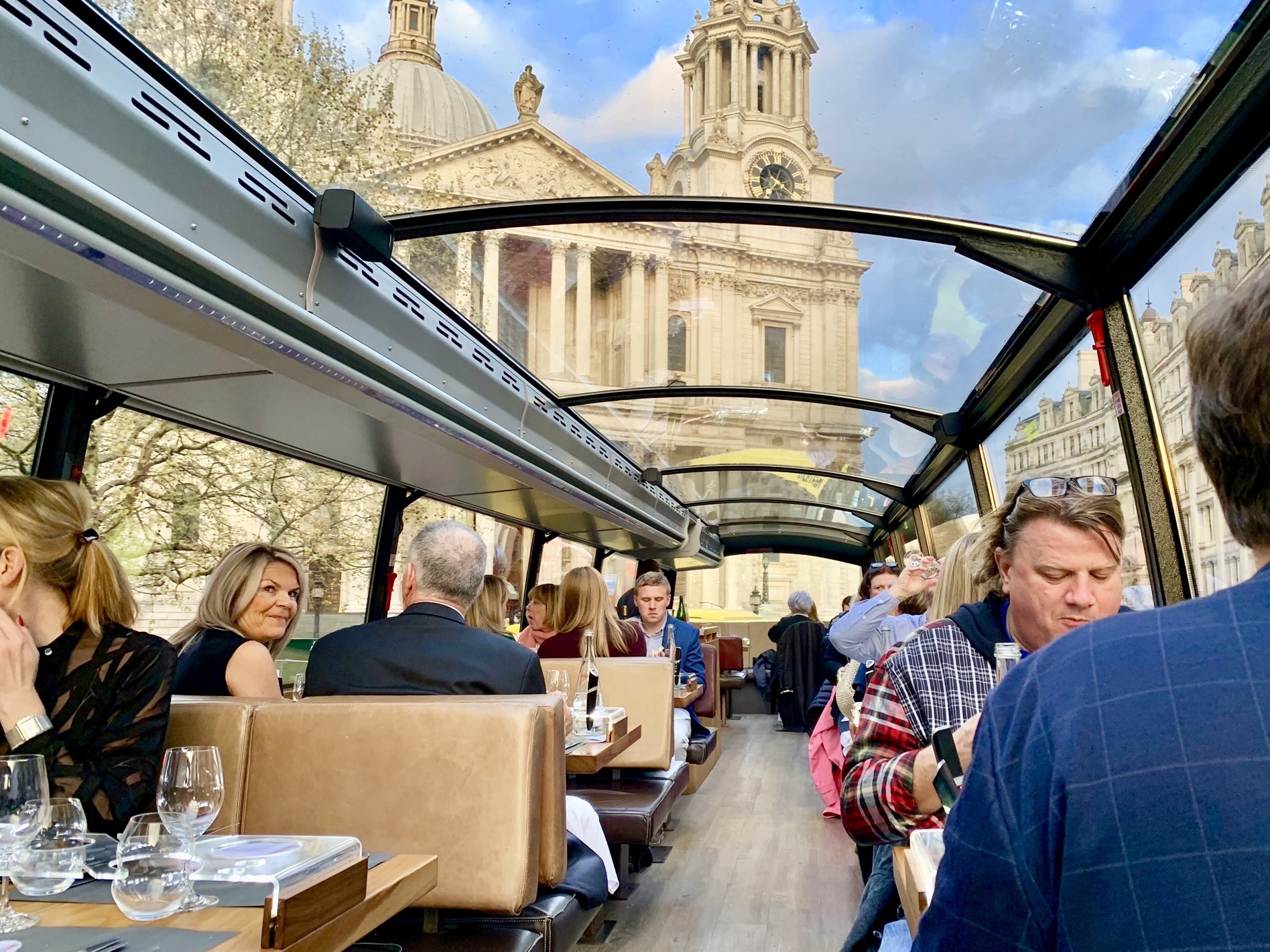 现在,bustronome双层巴士餐厅一次就能满足这个愿望.