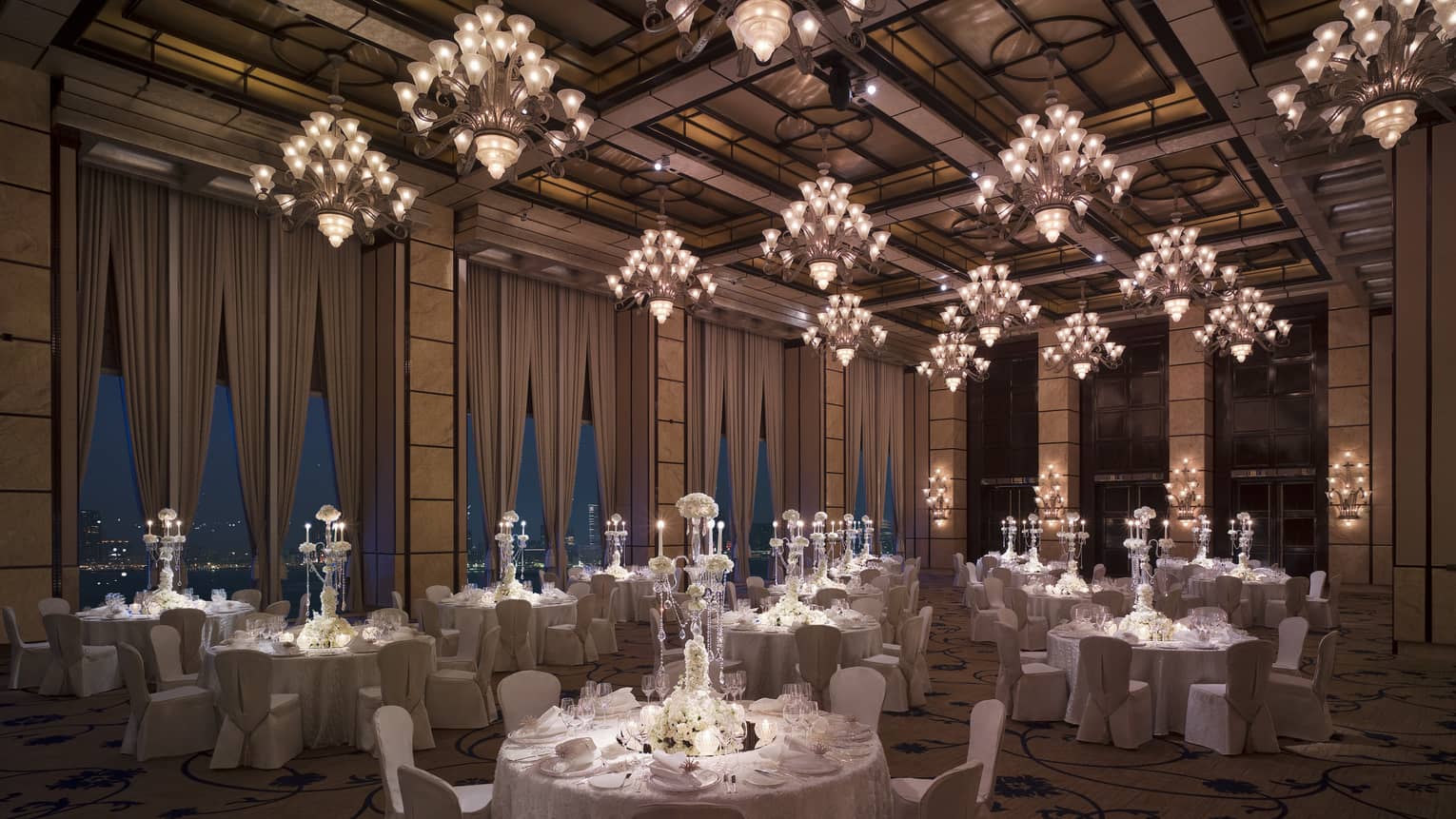 龙景轩香港米其林三星餐厅预订四季酒店海景粤菜餐厅面朝维港的拍照