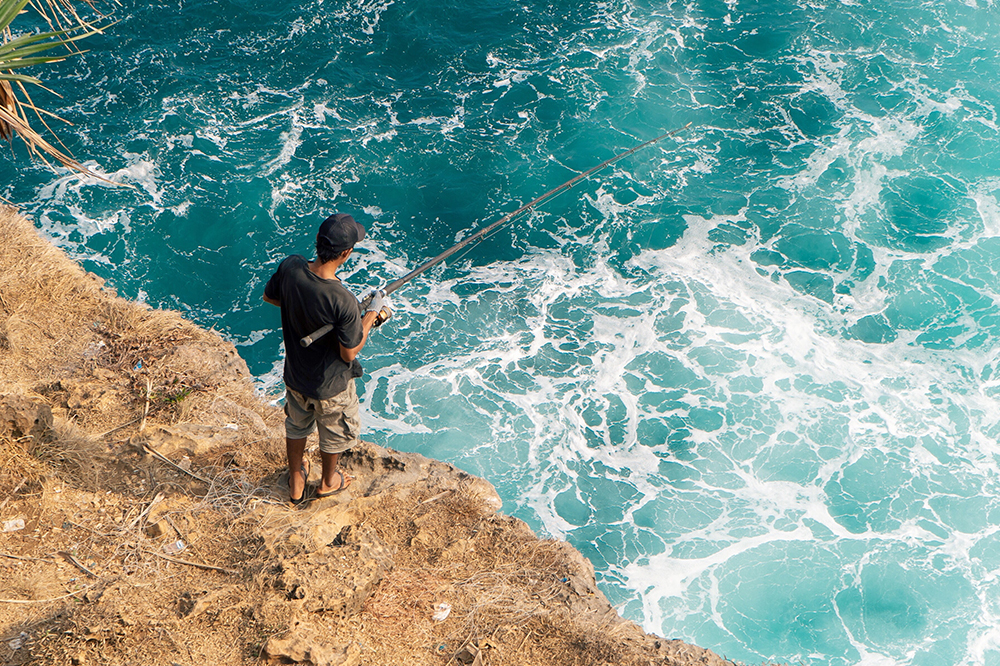 三亚大东海远海海钓拉网捕鱼半日游渔船出海海钓专业渔民指导拉网捕鱼