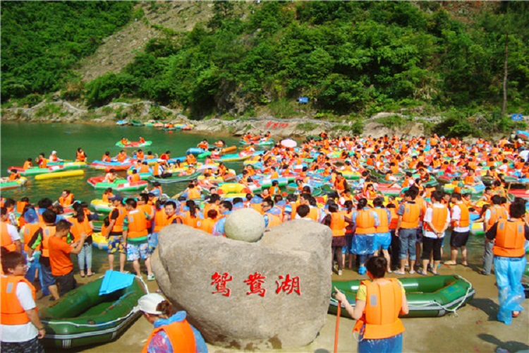 杭州临安龙井峡漂流门票乘筏浪漫奔放被誉为矿泉水上的漂流