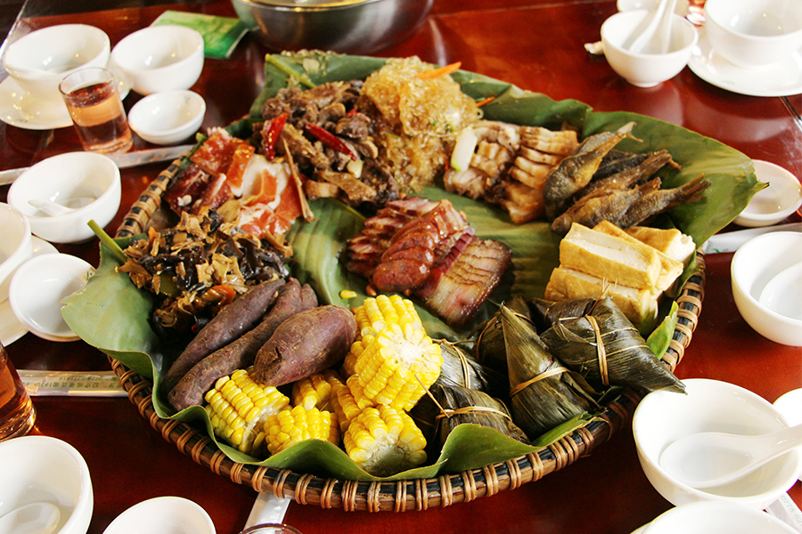 在巴马,"长桌宴"由来已久,因老人长寿,子孙众多,经常是五代同堂,将几