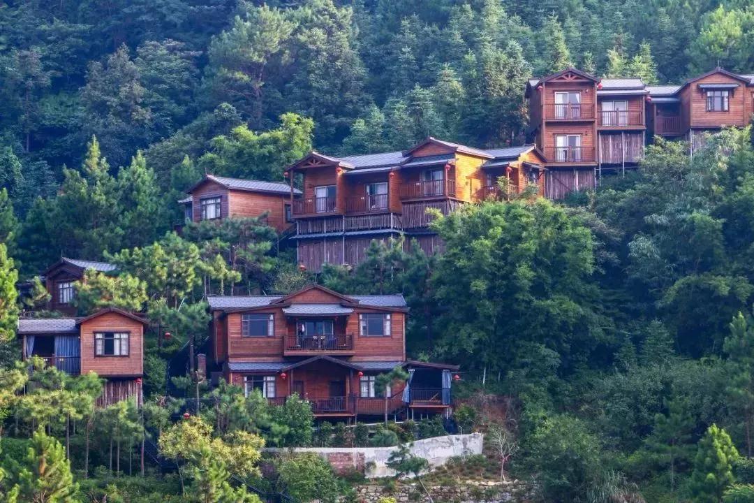 广东云浮新兴天露山温泉度假酒店住宿一晚(含双人早餐 天露山景区门票