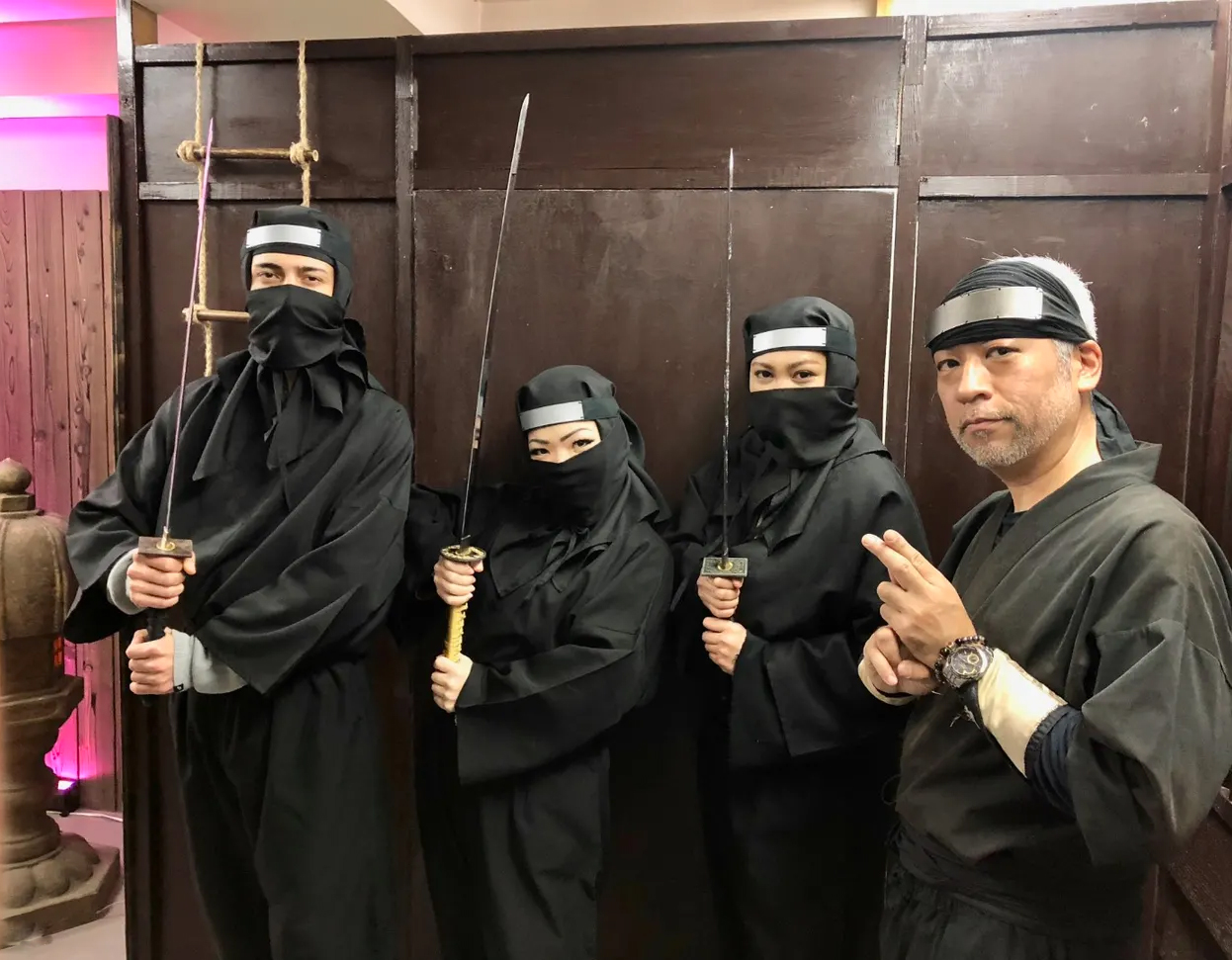 大阪 忍者变身体验(学习忍术 穿上夜行衣 街头游行)