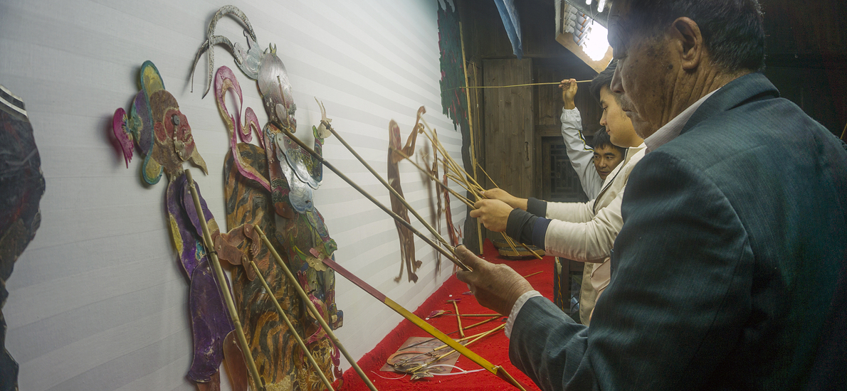 在表演技艺上,刘永周注重突出其唱腔的地方特色,大量