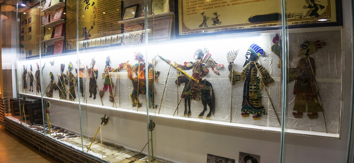 在表演技艺上,刘永周注重突出其唱腔的地方特色,大量