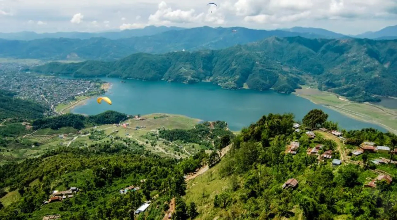 博卡拉山脉骑行发现与市区不同的风景贝纳斯湖博卡拉谷