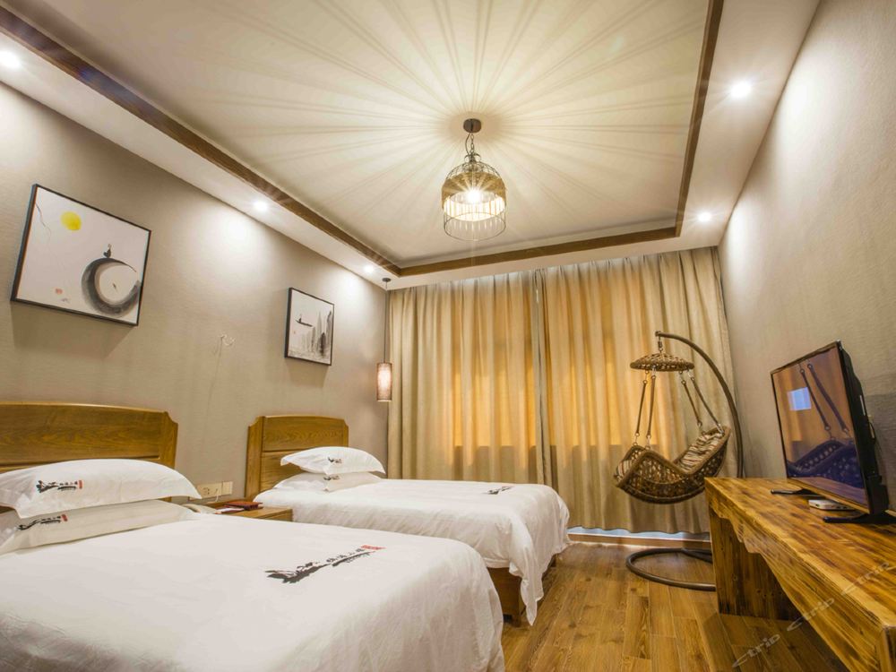 婺源县城酒店宾馆柏宜民宿临近金庸公园散步俯瞰婺源特色大床房标间1